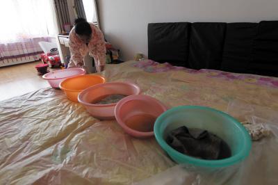 佛山楼上漏水，住户失联，小区没物管，业主维权难！律师来支招……